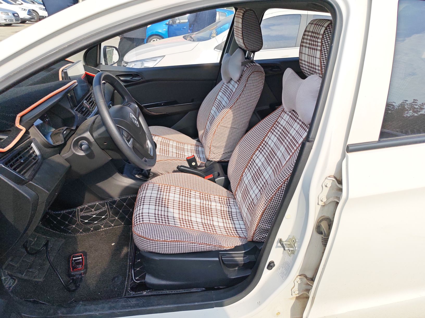 المقاعد الأمامية داخل السيارة