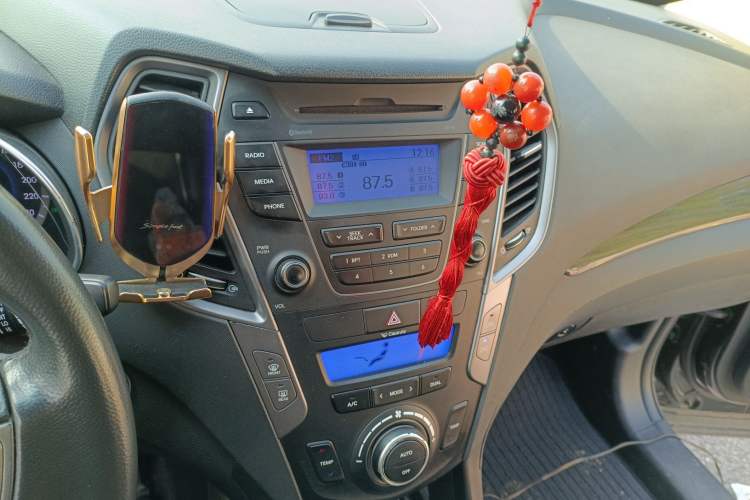 Used Hyundai Santa Fe 2013 2.4L Automatic 4x4 Smart Version
