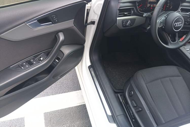 Used Audi A4L 2019 40 TFSI Ambition China VI Driver Seat