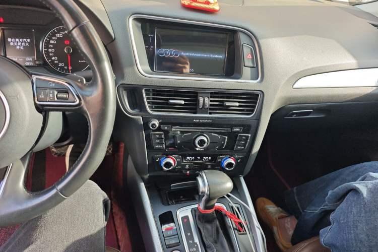 Used Audi Q5 2016 40 TFSI Comfort Model Audio And AC Panel