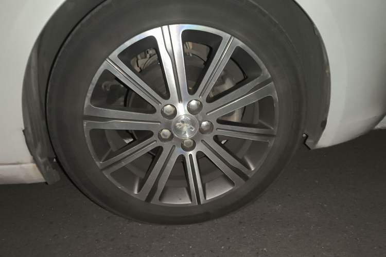 Used Peugeot 408 2014 1.8L Automatic Luxury Edition Right Front Wheel Hub