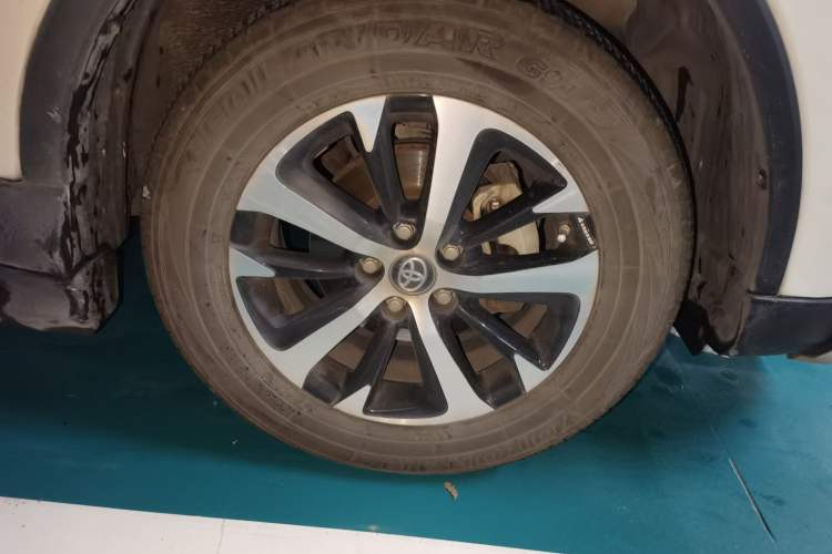 Used Toyota RAV4 2016 2.0L CVT Two-Wheel Drive Fashion Edition China V Standard Right Front Wheel Hub