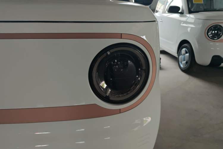 Used Geely Galaxy Panda 2024 Panda Mini 200km Endurance Bear Left Front Headlight