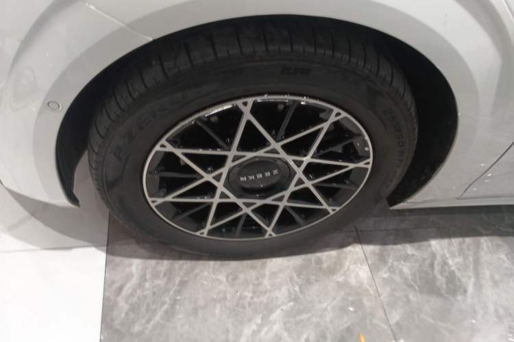 Used Zeekr 009 2024 7-Seater Aisle Version 108 kWh Left Front Wheel Hub