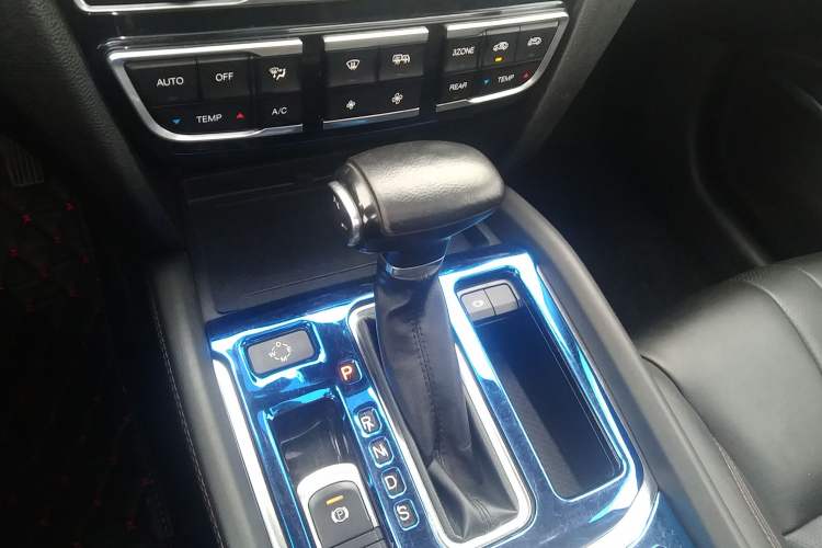 Used GAC Trumpchi GS8 2017 320T Two-Wheel Drive Luxury Smart Connectivity Version (7 Seats) Gear Lever