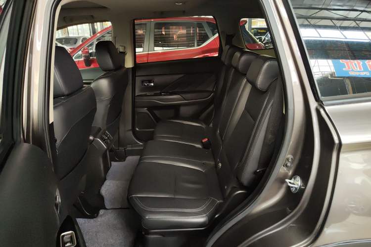 Used Mitsubishi Outlander 2019 2.0L Two-Wheel Drive Comfort Edition 7 Seats China V Emission Standard Left Rear Seat