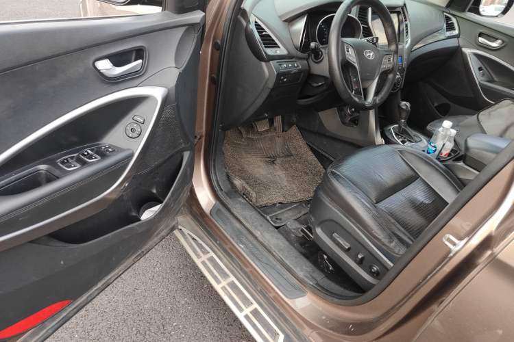 Used Hyundai Santa Fe 2013 2.4L Automatic Two-Wheel Drive Smart Version Driver Seat