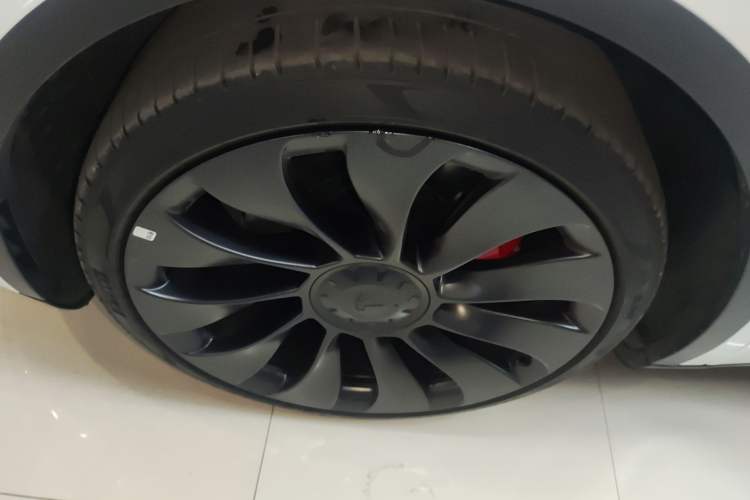 Used Tesla Model Y 2022 Performance High-Performance All-Wheel-Drive Version Left Front Wheel Hub