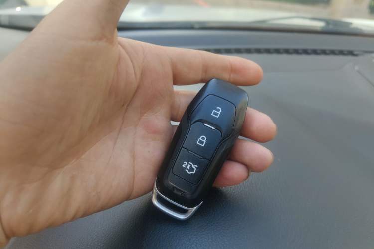 Used Ford Edge 2015 2.0T GTDi Two-Wheel-Drive High-Line Version
