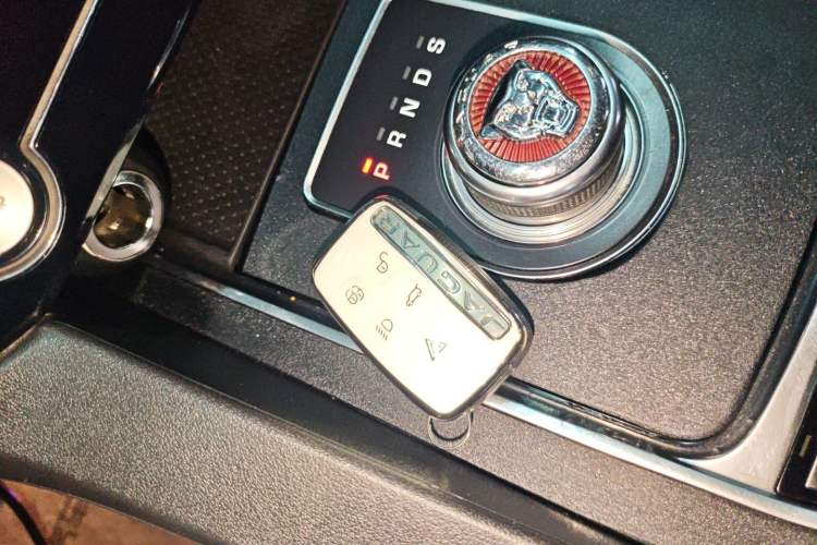 Used Jaguar F-PACE 2018 2.0T Two-Wheel Drive Urban Deluxe Edition Interior 1