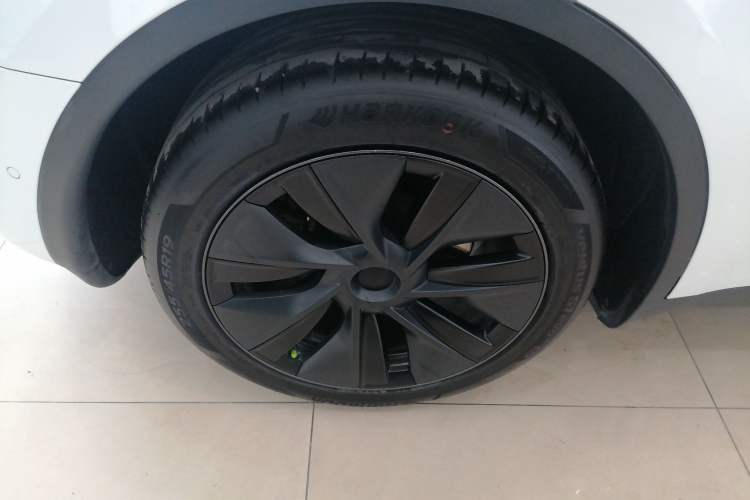 Used Tesla Model Y 2023 Long-Range All-Wheel-Drive Version
