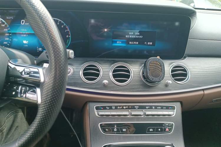 Used Mercedes-Benz E-Class New Energy 2022 Second Facelift E 350 e L Plug-in Hybrid Sports Sedan Audio And AC Panel