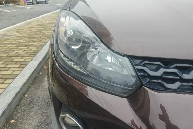 Used JMC Yuhu 3 2018 2.5T Diesel Two-Wheel Drive Advanced Version with Long Wheelbase Right Front Headlight