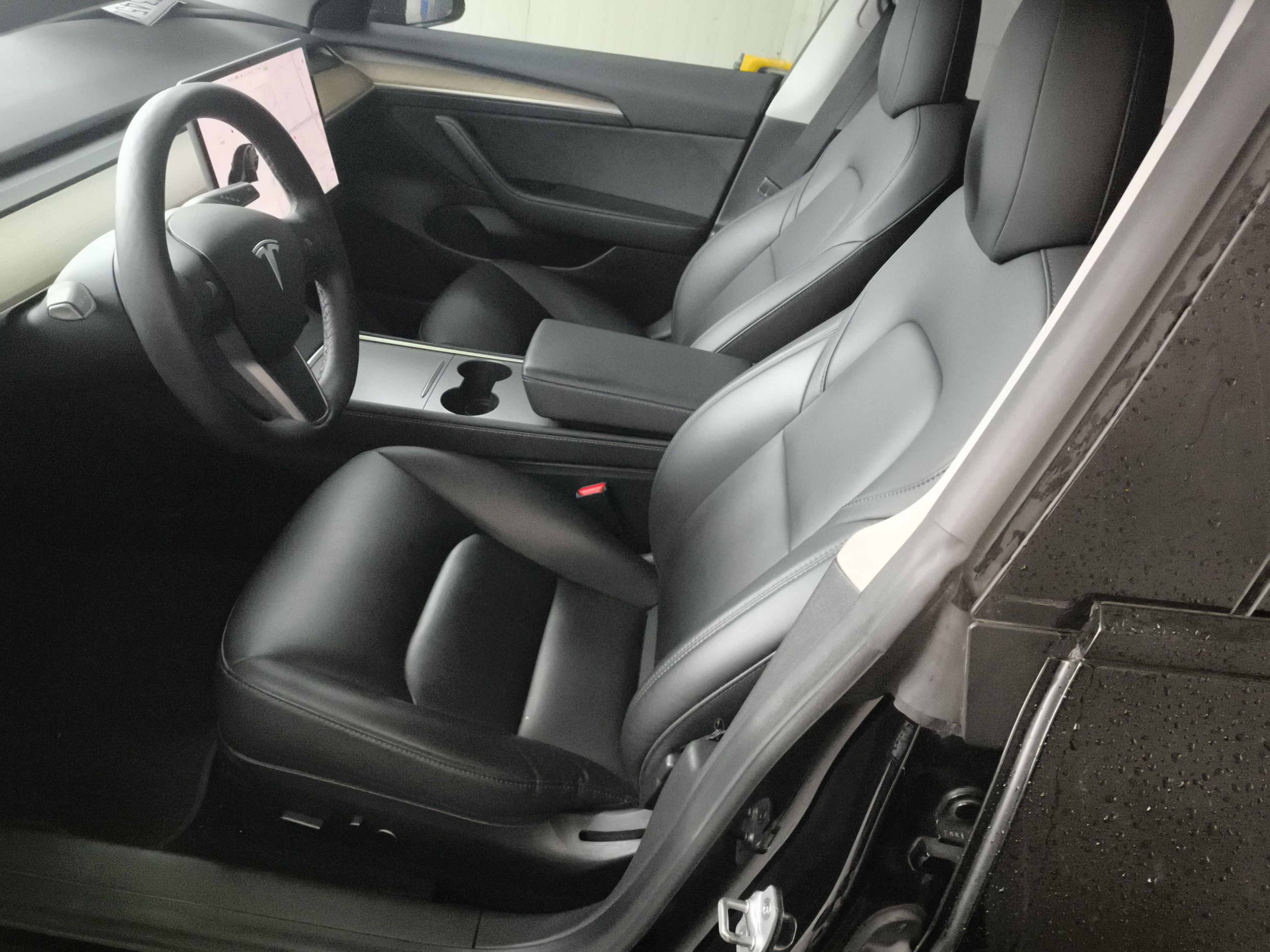 Переднее сиденье в автомобиле