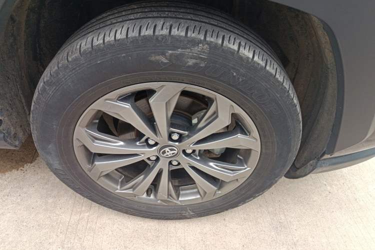 Used Toyota RAV4 2023 2.0L CVT 4x4 Adventure Edition Right Front Wheel Hub