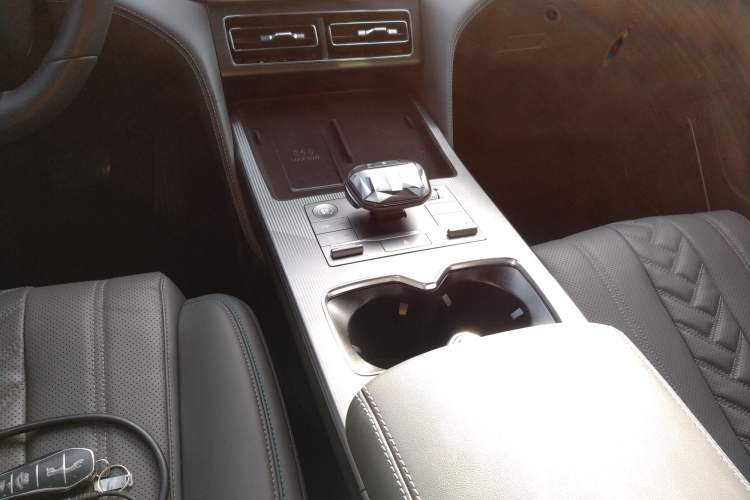 Used BYD Song L DM-i 2025 Intelligent Driving Version 160 km Beyond-Range Type Gear Lever