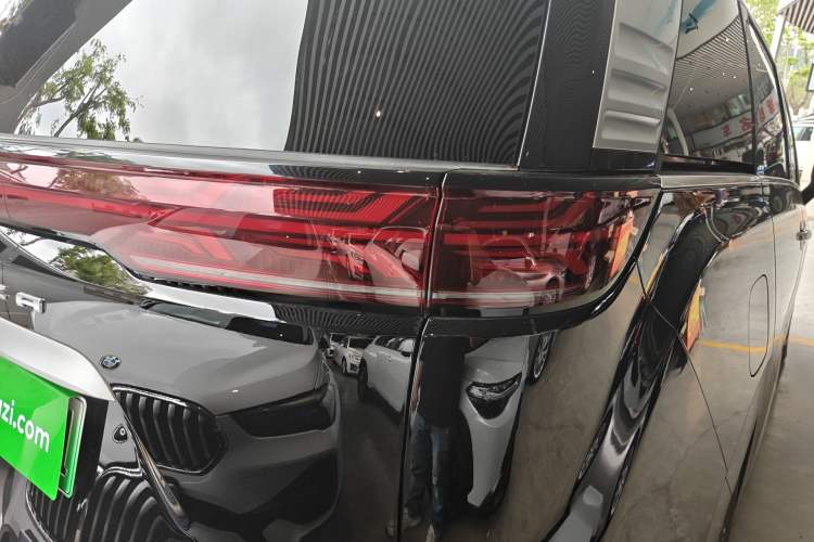 Used Denza D9 2022 DM-i 1040 Prestige Model
