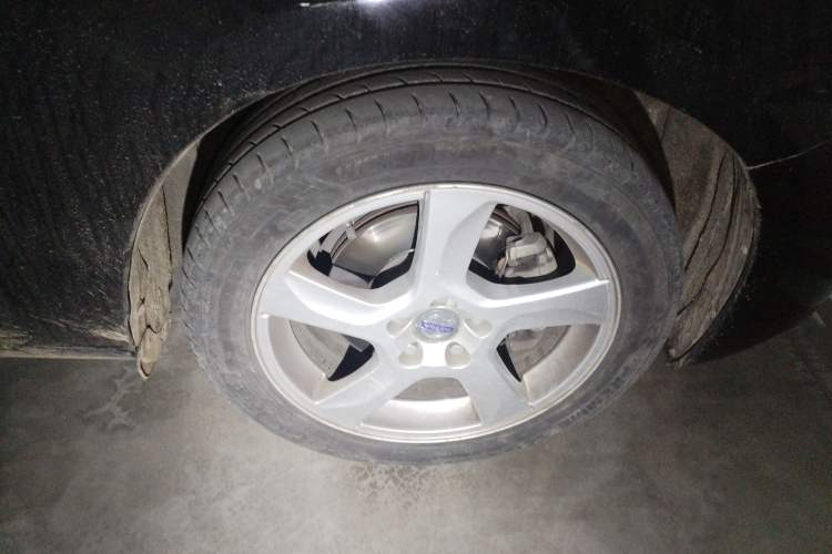 Used Volvo V60 2013 T5 Comfort Edition Right Front Wheel Hub