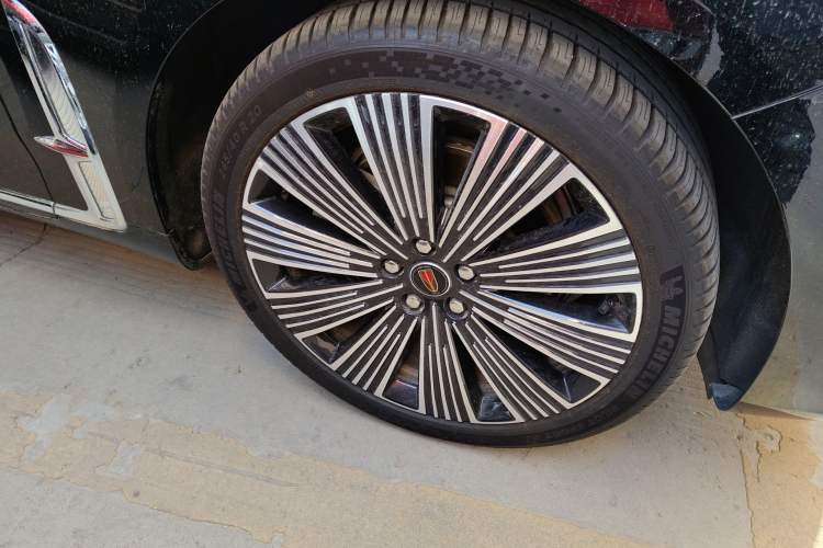 Used Hongqi H9 2025 2.0T Two-Wheel Drive Flagship Luxury Business Edition 5 Seats Right Front Wheel Hub