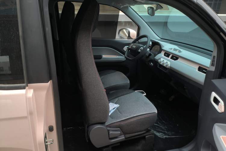 Used Chery QQ Ice Cream 2022 120km Conical Shape Lithium Iron Phosphate Right Front Seat