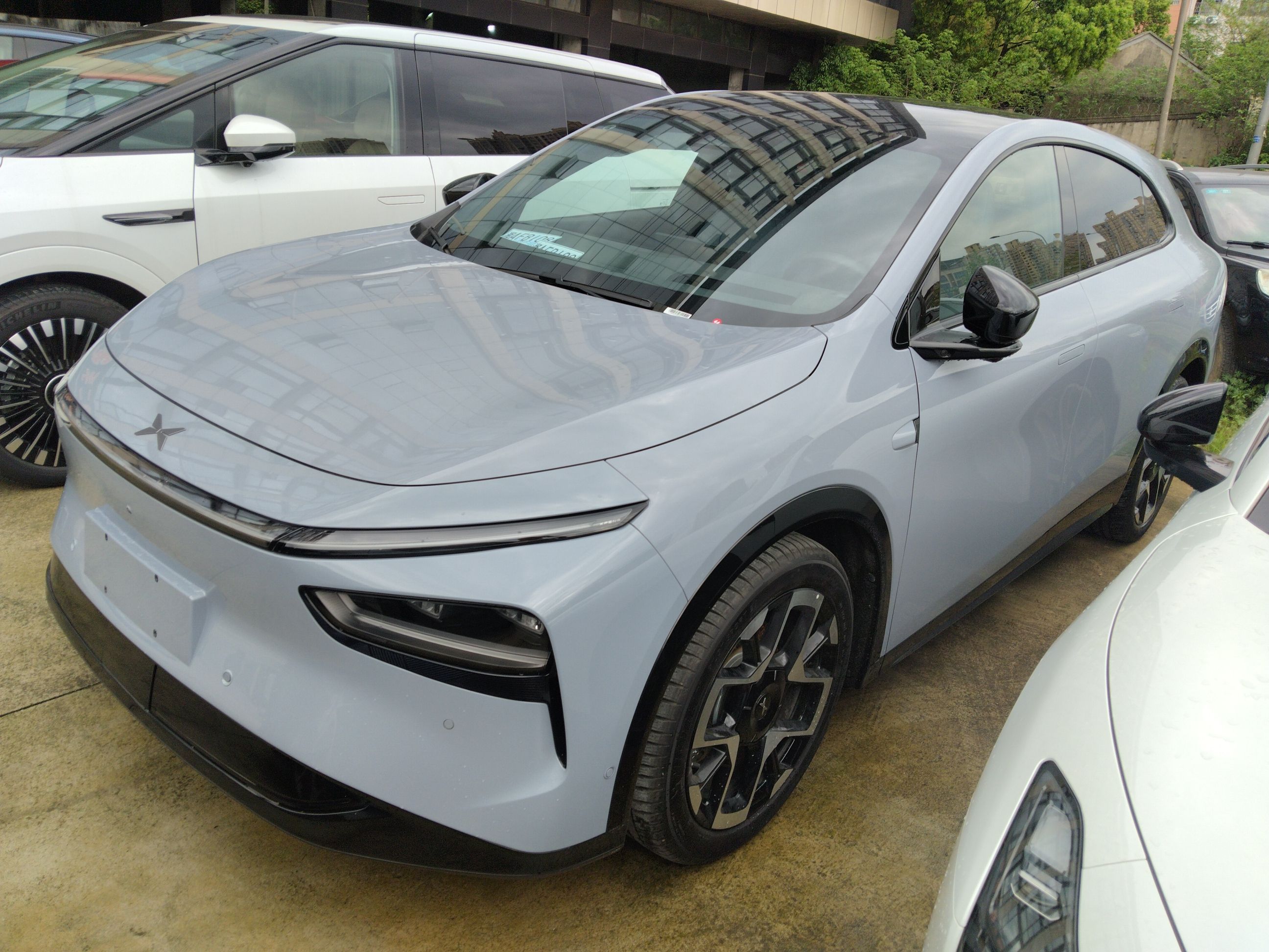 Под передней частью автомобиля