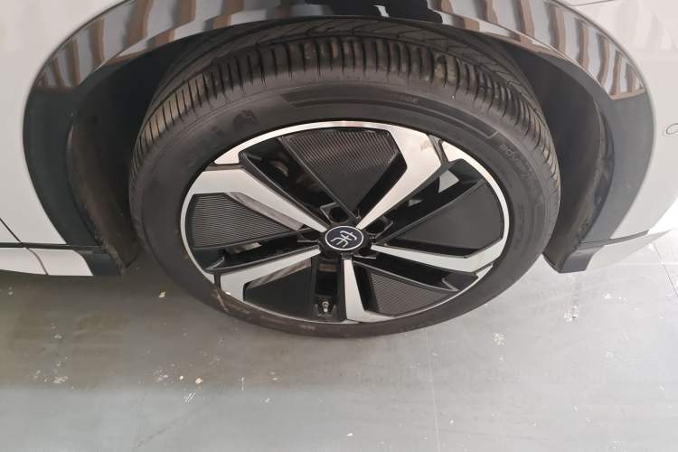 Used BYD Song L EV 2025 Intelligent Driving Version 662 km LiDAR Excellence Edition Right Front Wheel Hub