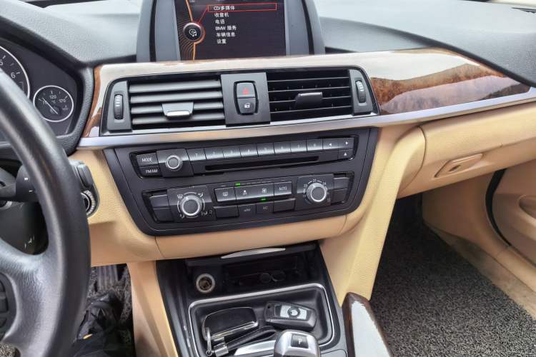 Used BMW 3 Series 2013 320Li Fashion Model Audio And AC Panel