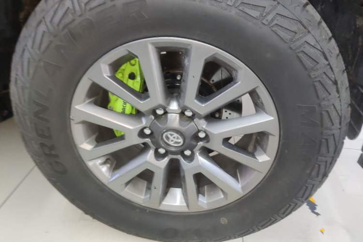 Used Toyota Prado  Right Front Wheel Hub