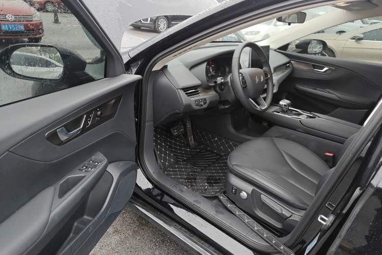 Used Hongqi E-QM5 2021 Online Booking Charging Basic Edition 5 Seats Driver Seat