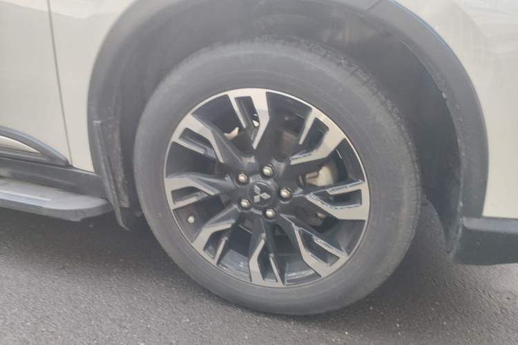 Used Mitsubishi Outlander 2019 2.0L Two-Wheel Drive Comfort Edition 5 Seats China V Standard Right Front Wheel Hub