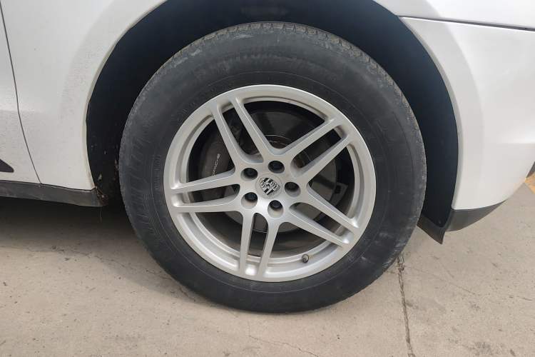 Used Porsche Macan 2017 Macan 2.0T Right Front Wheel Hub