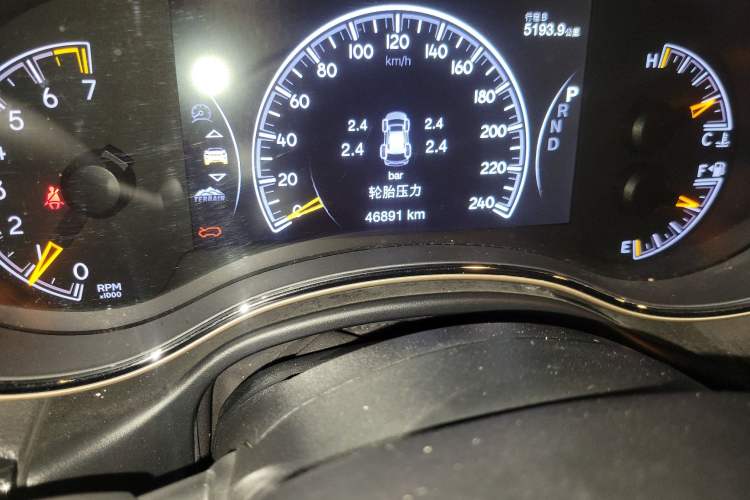 Used Jeep Grand Cherokee 2016 3.6L Elite Navigation Edition Odometer Close Up