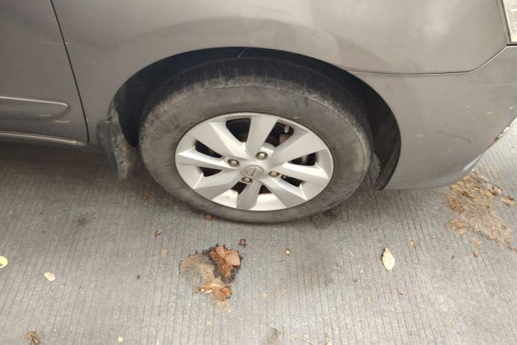 Used Nissan Livina 2013 1.6XL Manual Luxury Edition Right Front Wheel Hub