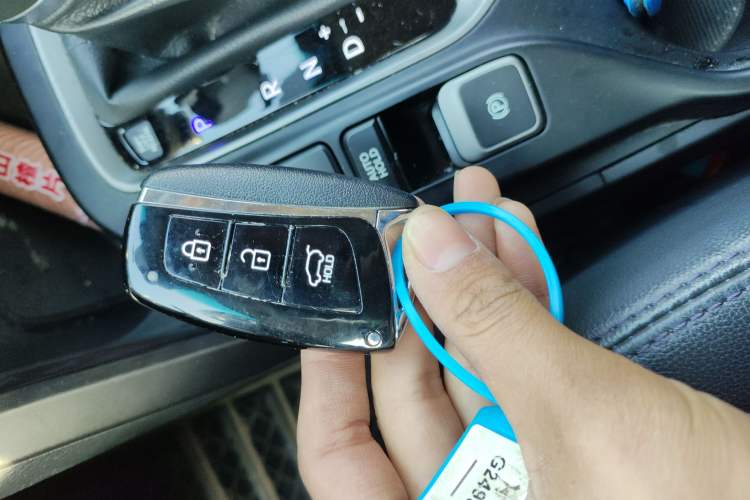 Used Hyundai Santa Fe 2015 2.4L Automatic Two-Wheel Drive Smart Version 5 Seats