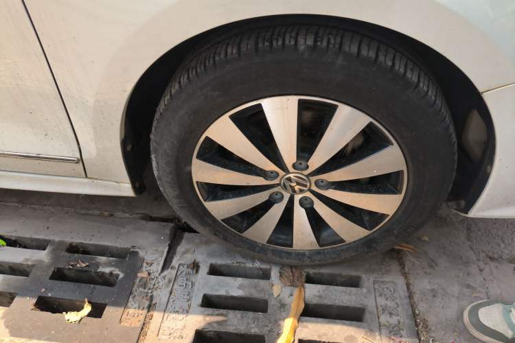 Used Volkswagen Sagitar 2015 230TSI Automatic Luxury Model Right Front Wheel Hub