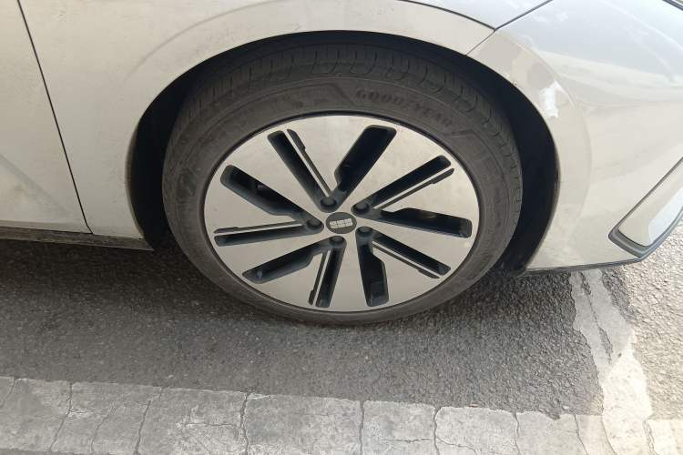 Used Geely Galaxy E8 2024 665 km Range Rear-Drive Starship Long-Range Version
