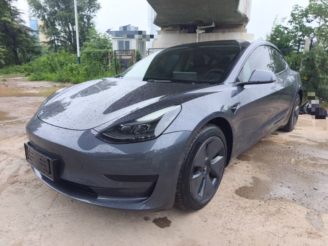 Под передней частью автомобиля