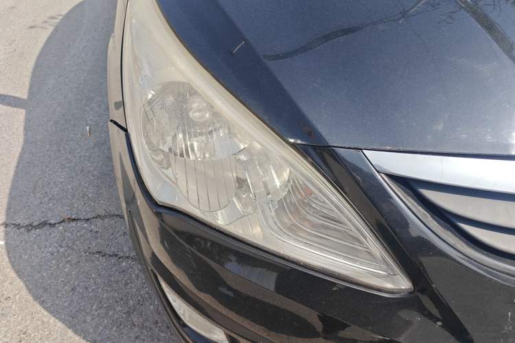 Used Hyundai Verna (older generation) 2010 Sedan 1.4L Manual Standard GL Model Right Front Headlight