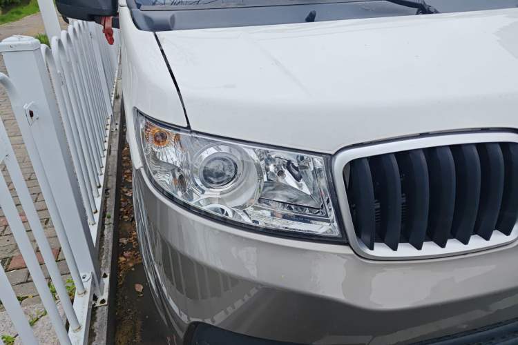 Used Jinbei New Hiace X30L 2024 Champion Edition Coach 5/6/7-Seater with Central Air Conditioning Right Front Headlight