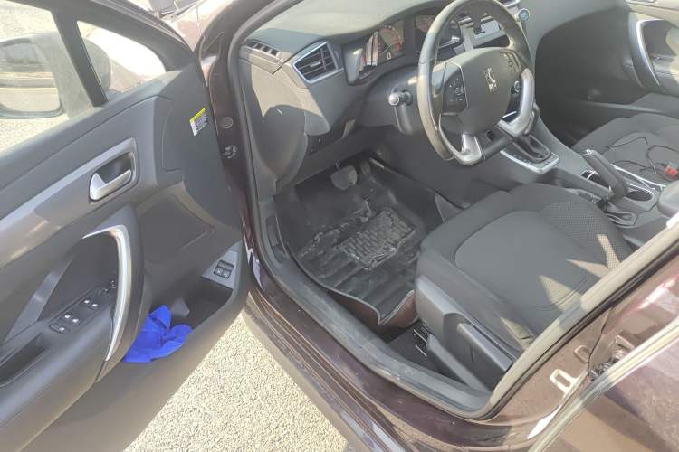 Used DS 5LS 2014 1.8L automatic Comfort version VTi140