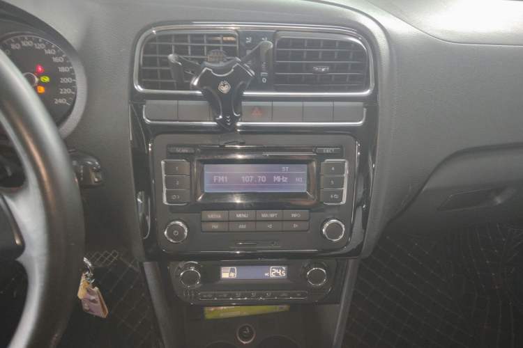 Used Volkswagen Polo 2011 1.6L Automatic ZhiKu Edition Audio And AC Panel