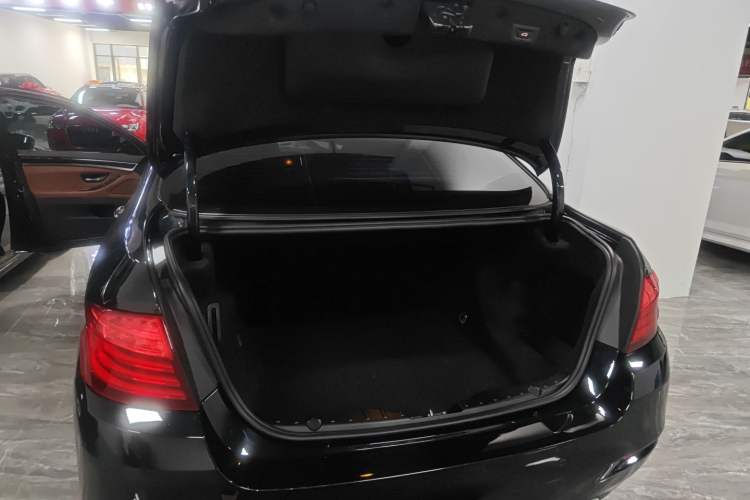 Used BMW 5 Series 2017 525Li Leading Model Trunk