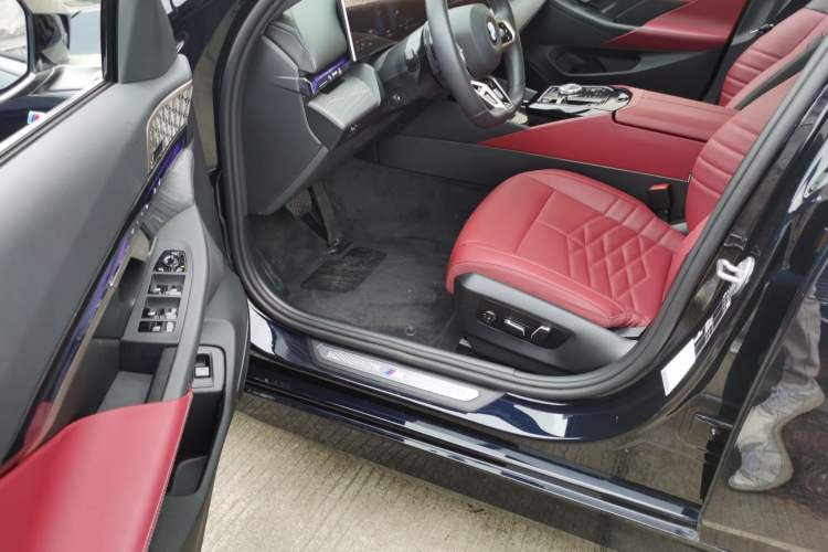 Used BMW 5 Series 2025 530Li Luxury Edition M Sport Package Driver Seat