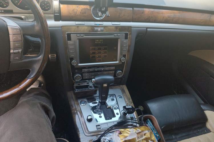 Used Volkswagen Phaeton 2011 3.6L V6 4-Seater Extended-Length Individual Edition Audio And AC Panel