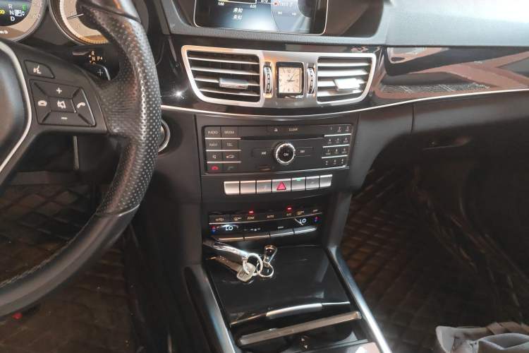 Used Mercedes-Benz E-Class 2015 Restyled E 260 L Sport Edition Audio And AC Panel