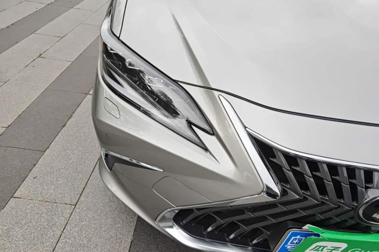 Used Lexus ES 2022 300h Deluxe Edition Right Front Headlight