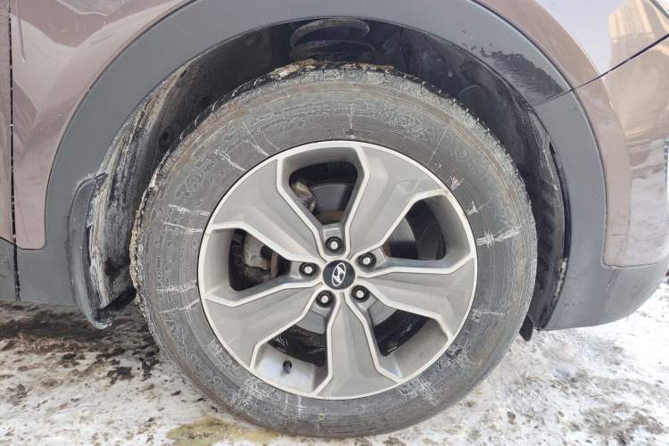 Used Hyundai Grand SantaFe 2013 3.0L 7-Seater Four-Wheel-Drive Comfort Edition Right Front Wheel Hub