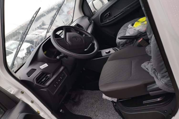 Used Chana Ruixing EM60 2025 Passenger Version Comfort Model 6 Seats 300 km Liftback Door
