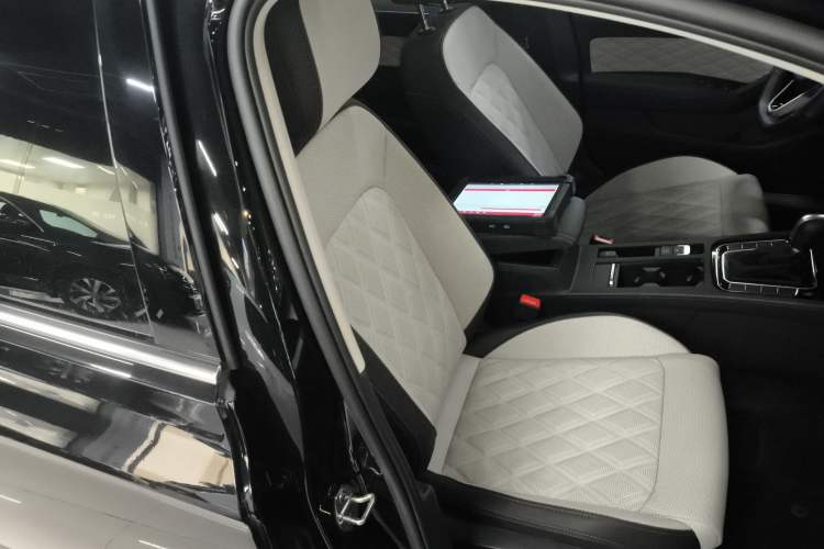 Used Volkswagen Magotan 2023 2 Million Units Commemorative Edition 330TSI DSG Luxury Version Right Front Seat