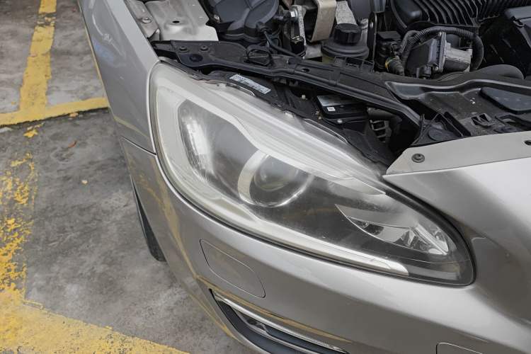 Used Volvo S60 2015 S60L 2.0T Zhiyuan Edition Right Front Headlight